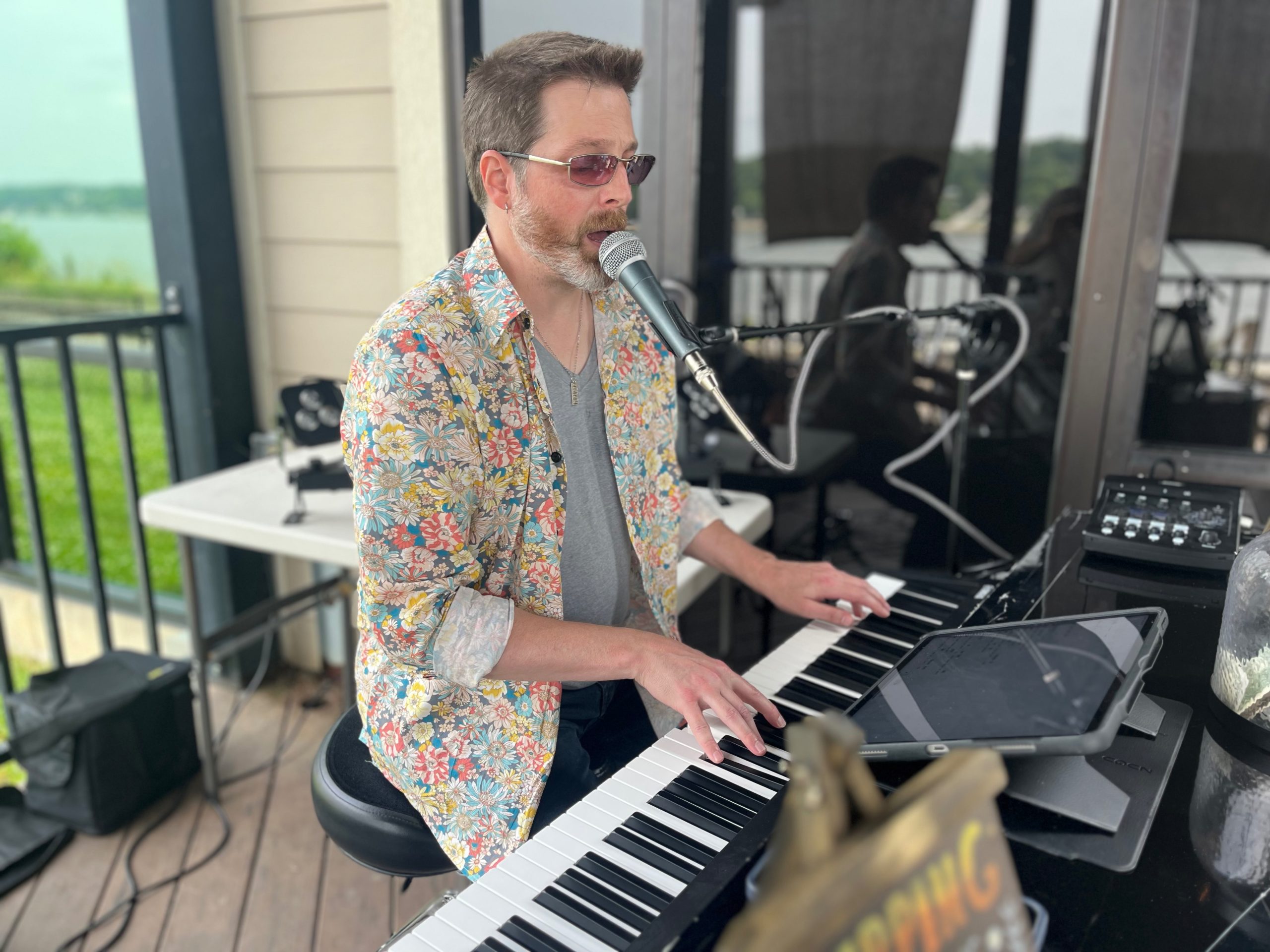 Bell & Field performing live at Tuggers
