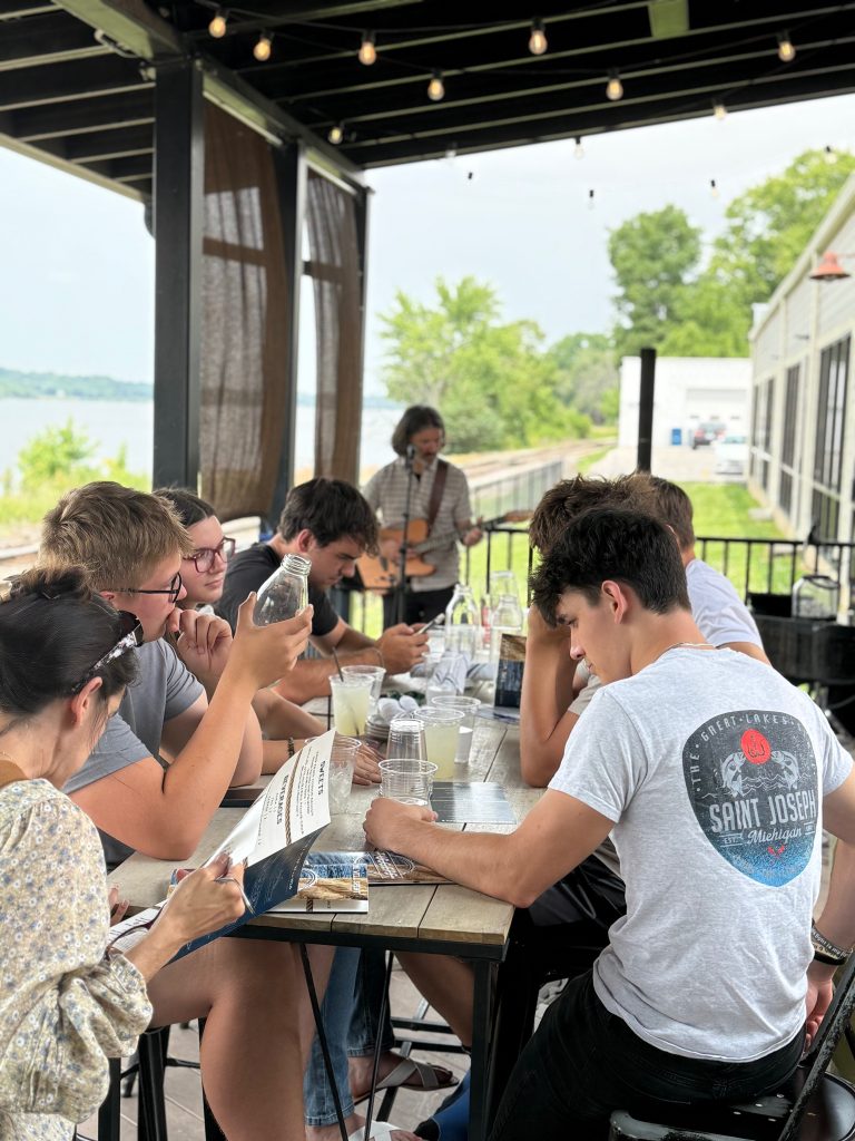 Tom Campbell Performing at Tuggers As Guests Eat and Drink
